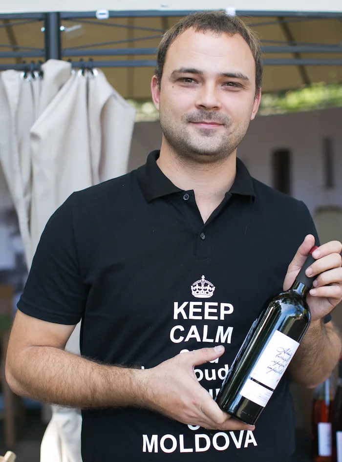 Dan Prisăcaru ține o sticlă Minis Terrios
